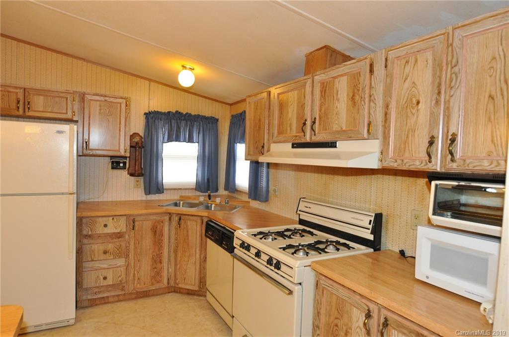 3088 Armenia Road Chester, SC 29706 - Photo 7 of 19 a kitchen with stainless steel appliances a stove a refrigerator and cabinets