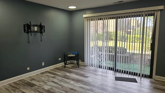 $2,000 | 729 Limerick Lane, Unit 1B, Schaumburg, IL 60193