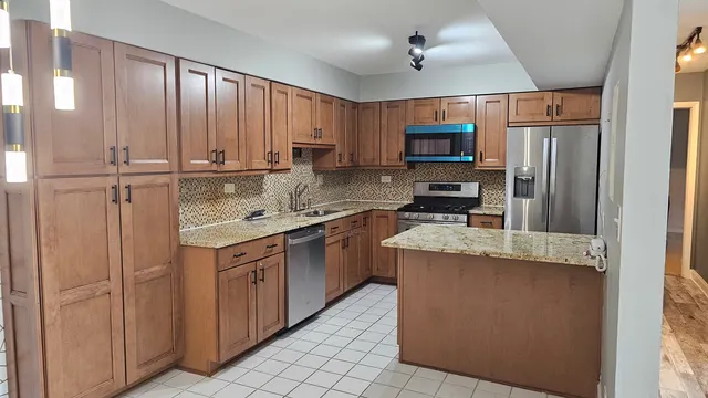 $2,000 | 729 Limerick Lane, Unit 1B, Schaumburg, IL 60193