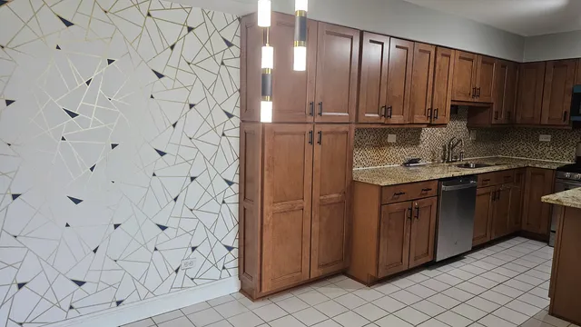 $2,000 | 729 Limerick Lane, Unit 1B, Schaumburg, IL 60193