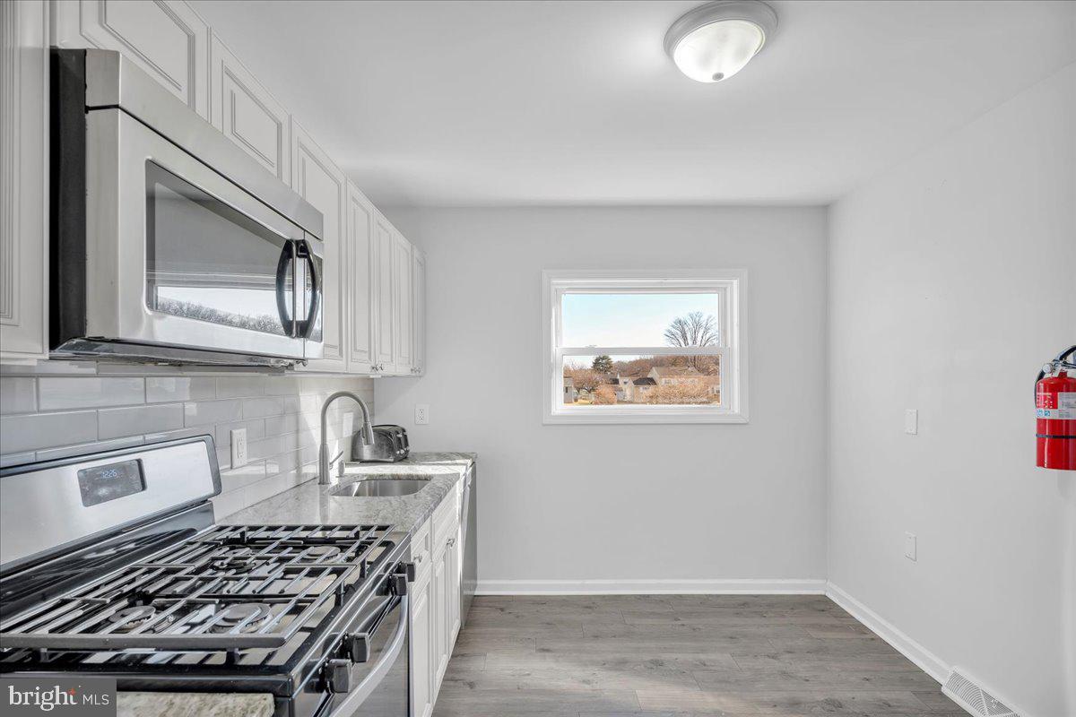 246 Colgate Avenue Pemberton, NJ 08068 - Photo 12 of 30 Kitchen - Gas Cooking