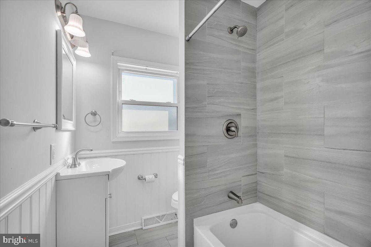 246 Colgate Avenue Pemberton, NJ 08068 - Photo 17 of 30 Bathroom upstairs