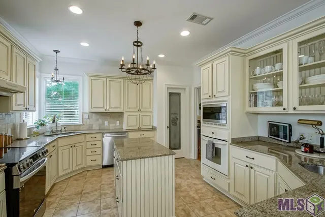 $600,000 | 215 Wylie Drive, Baton Rouge, LA 70808