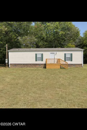 a view of a back yard of an ocean