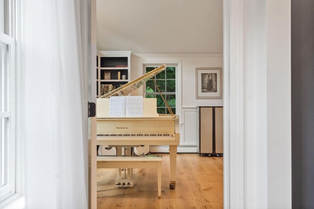 3 Jeffrey's Neck Road Ipswich, MA 01938 - Photo 21 of 42 a view of a livingroom with furniture