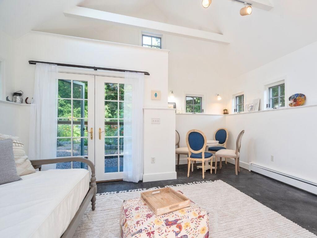 3 Jeffrey's Neck Road Ipswich, MA 01938 - Photo 32 of 42 a living room with furniture and a window