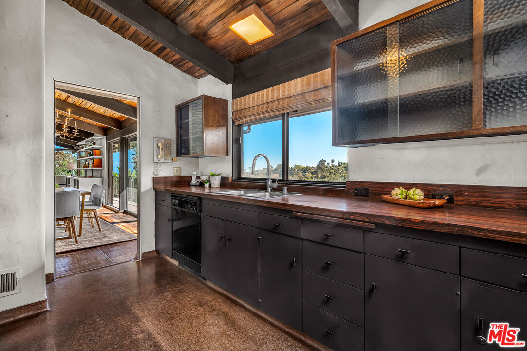 1731 Westridge Road Los Angeles, CA 90049 - Photo 16 of 43