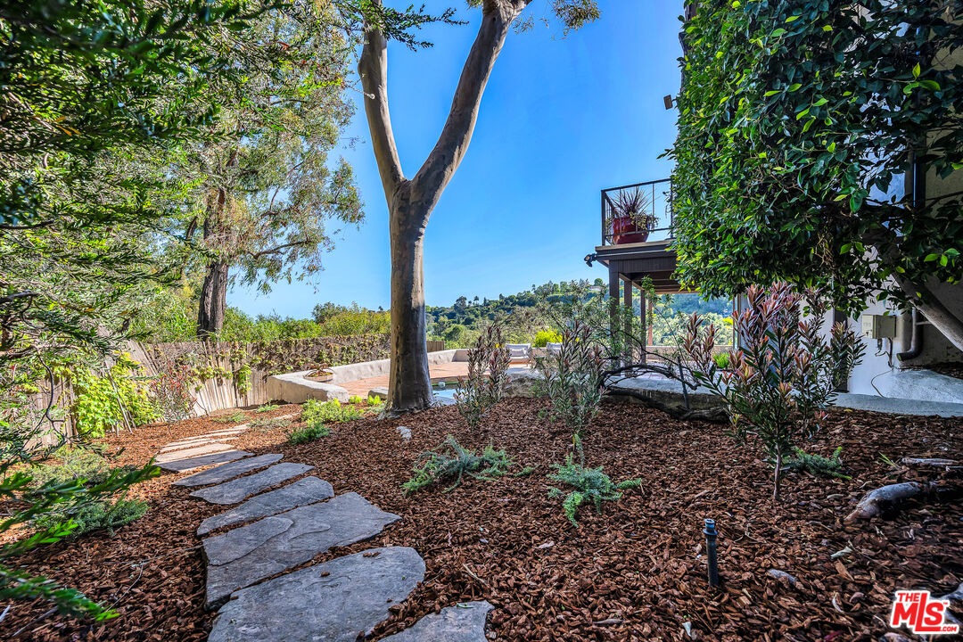 1731 Westridge Road Los Angeles, CA 90049 - Photo 25 of 43