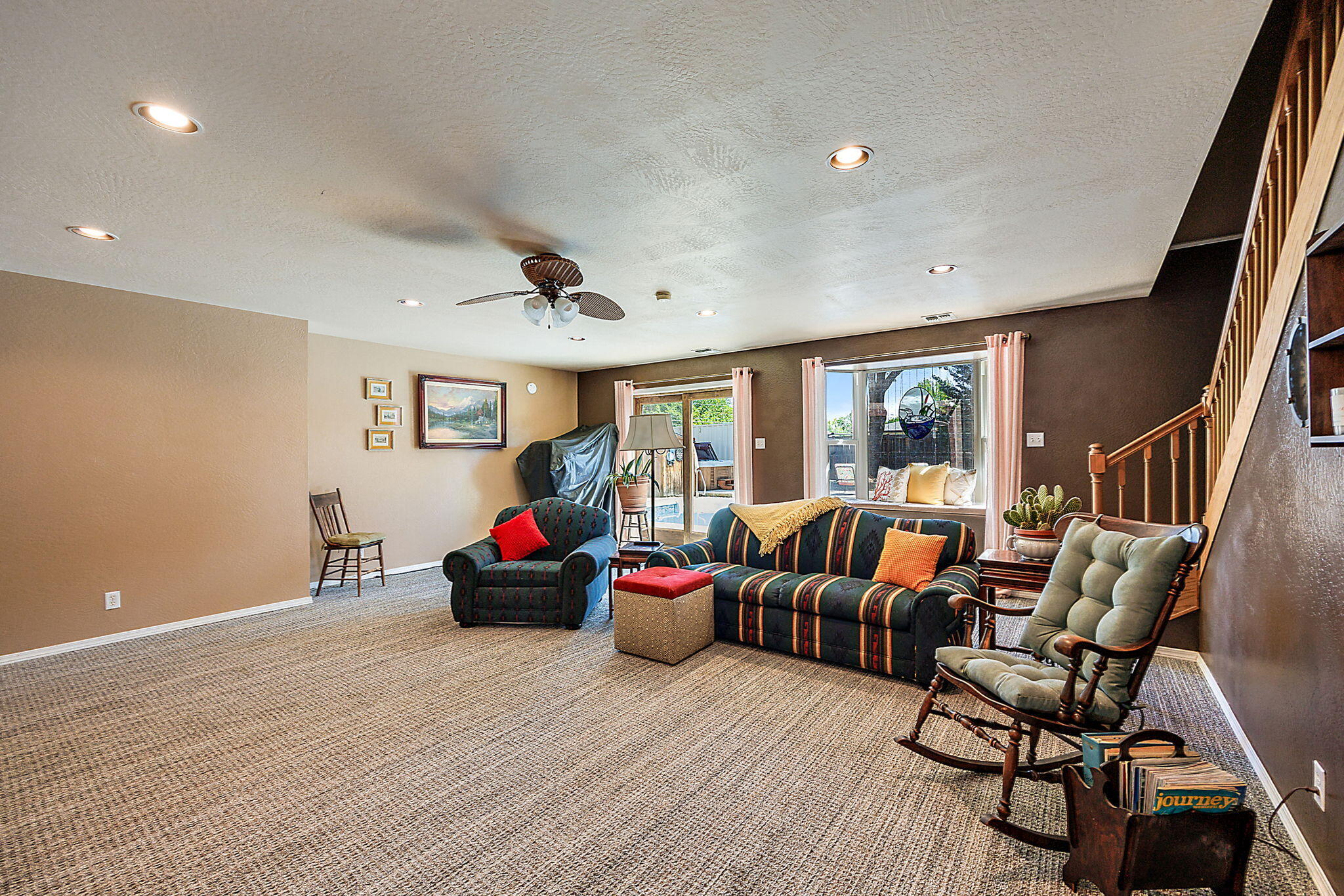 100 Princess Way Central Point, OR 97502 - Photo 23 of 68 Family Room With Access to Pool