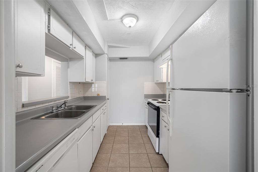 50 Liberty Way, Unit 10 Palm Harbor, FL 34684 - Photo 6 of 23 a kitchen that has a sink and a stove