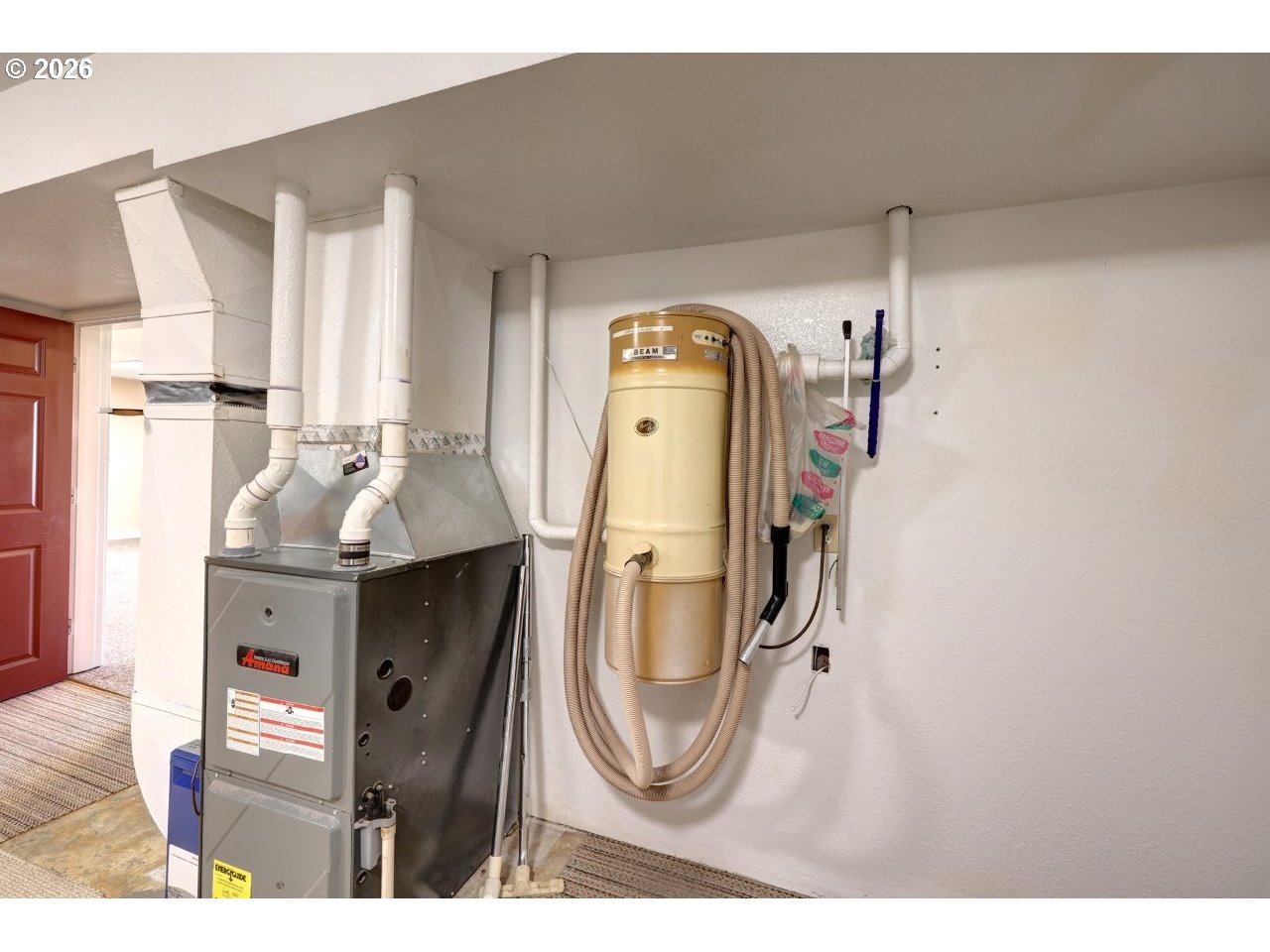 91828 Akerstedt Road Astoria, OR 97103 - Photo 35 of 48 a living room with furniture and a table