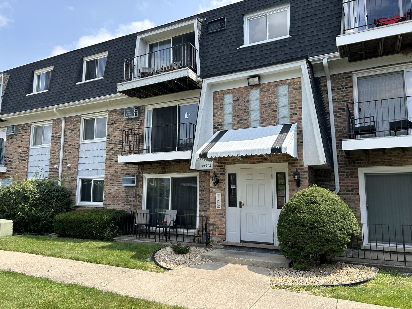 10324 Ridgeland Avenue, Unit 205 Chicago Ridge, IL 60415 - Photo 2 of 20