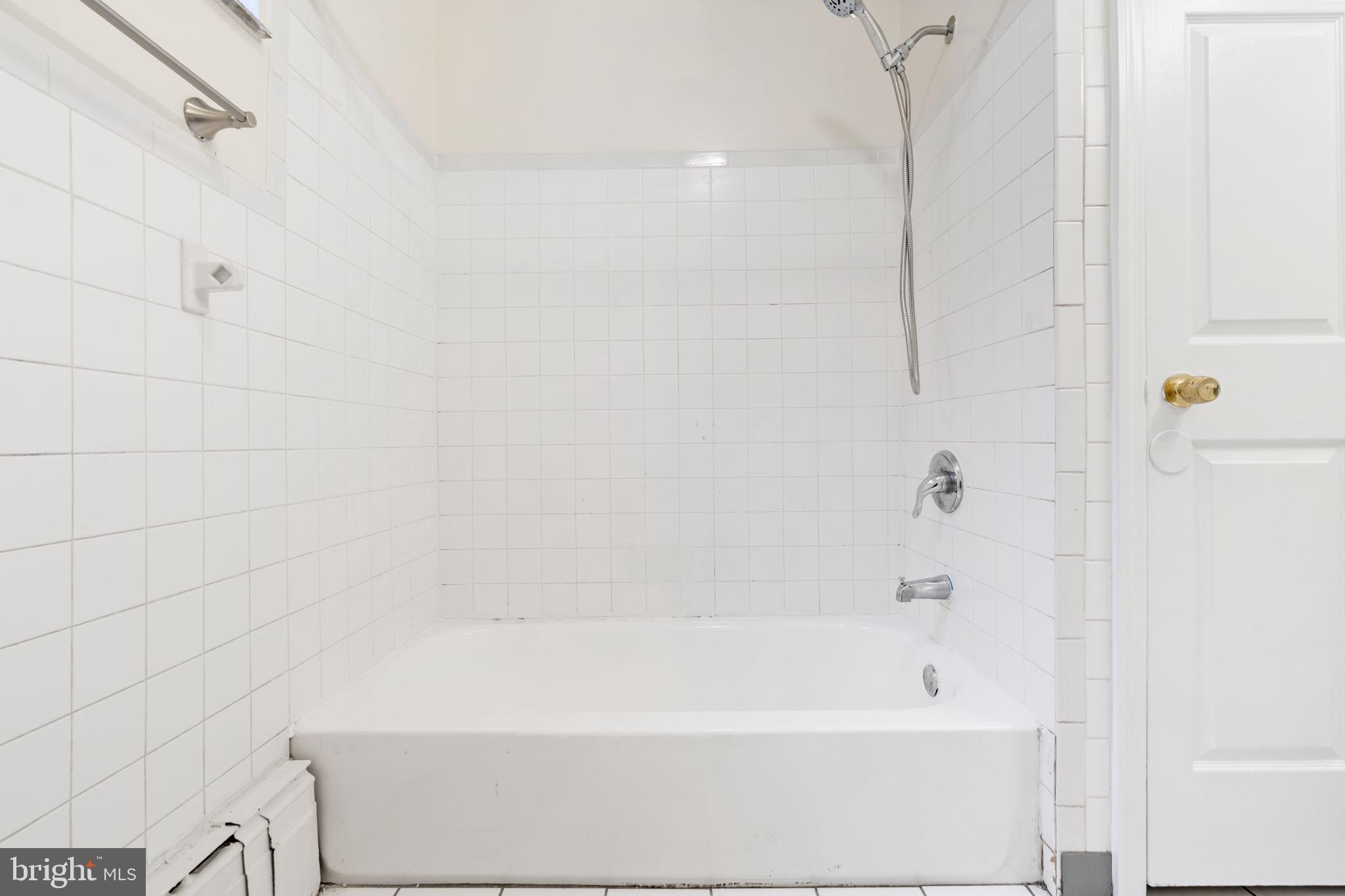 2246 South Hicks Street Philadelphia, PA 19145 - Photo 14 of 26 a bathroom with a bathtub