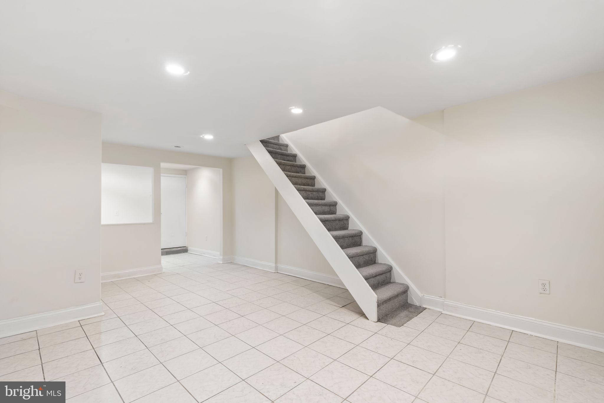 2246 South Hicks Street Philadelphia, PA 19145 - Photo 22 of 26 an entryway in hall