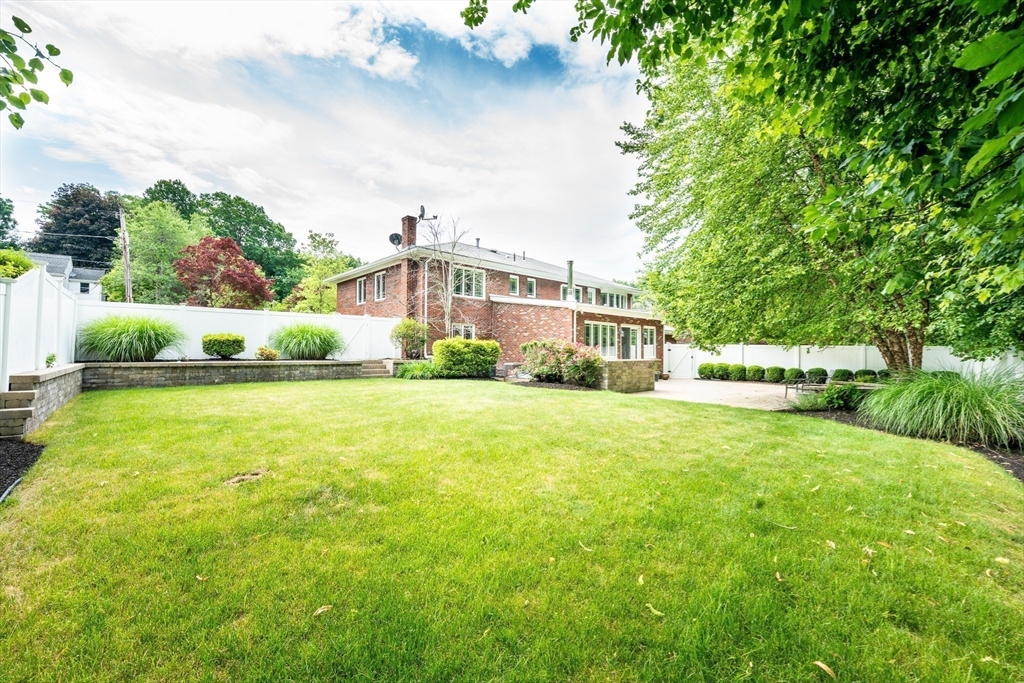 5 Albemarle Road Norwood, MA 02062 - Photo 4 of 32