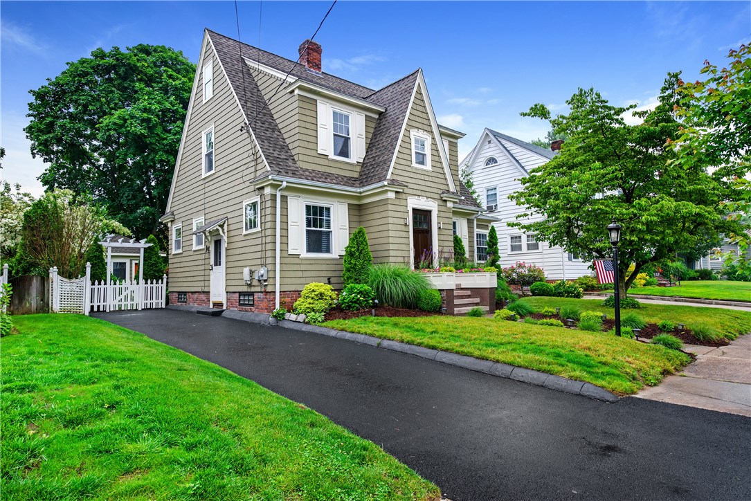 131 Lyndon Road Cranston, RI 02905 - Photo 3 of 32 Gallery Image 3