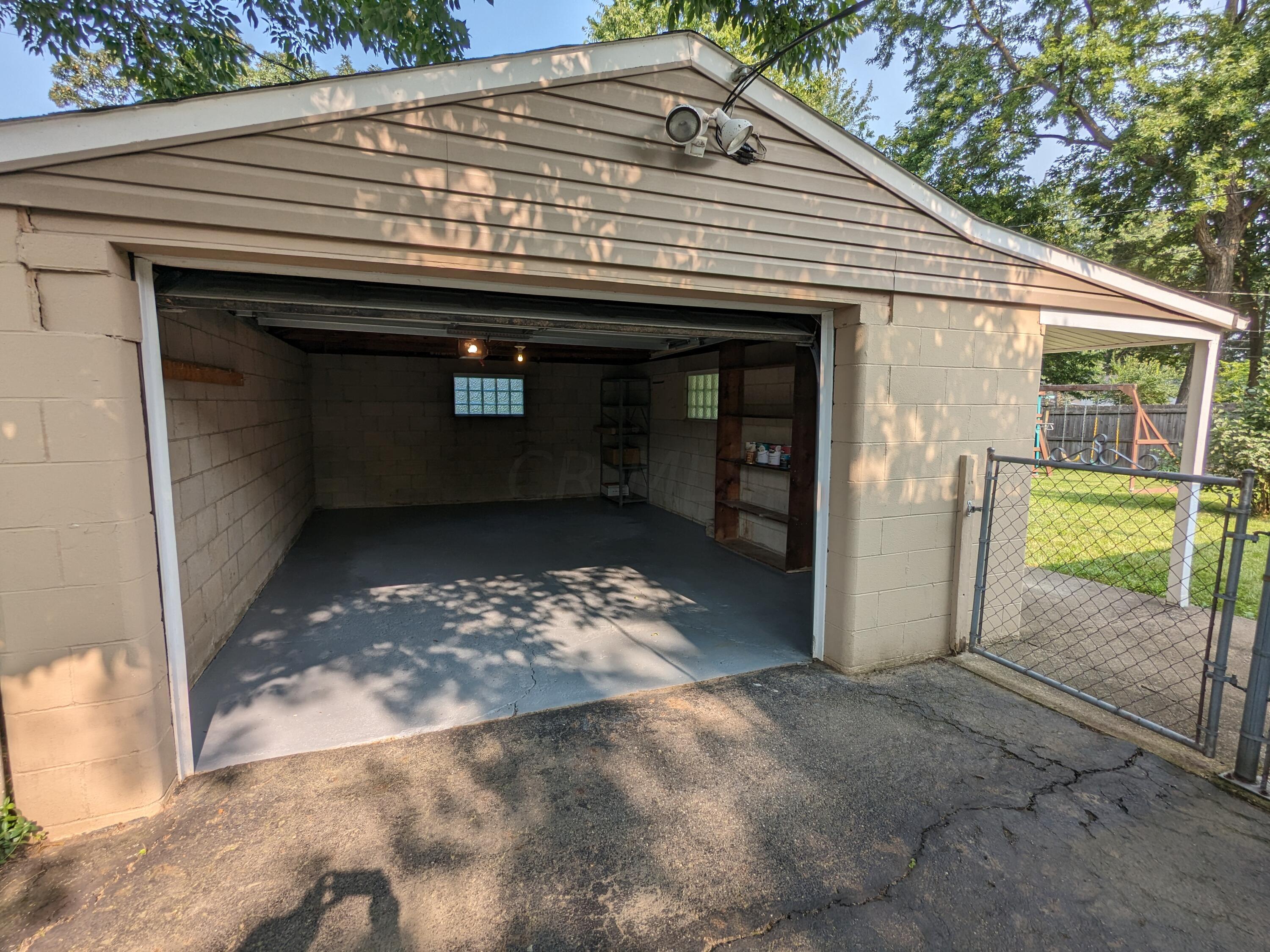 363 Topsfield Road Columbus, OH 43228 - Photo 28 of 30 gar