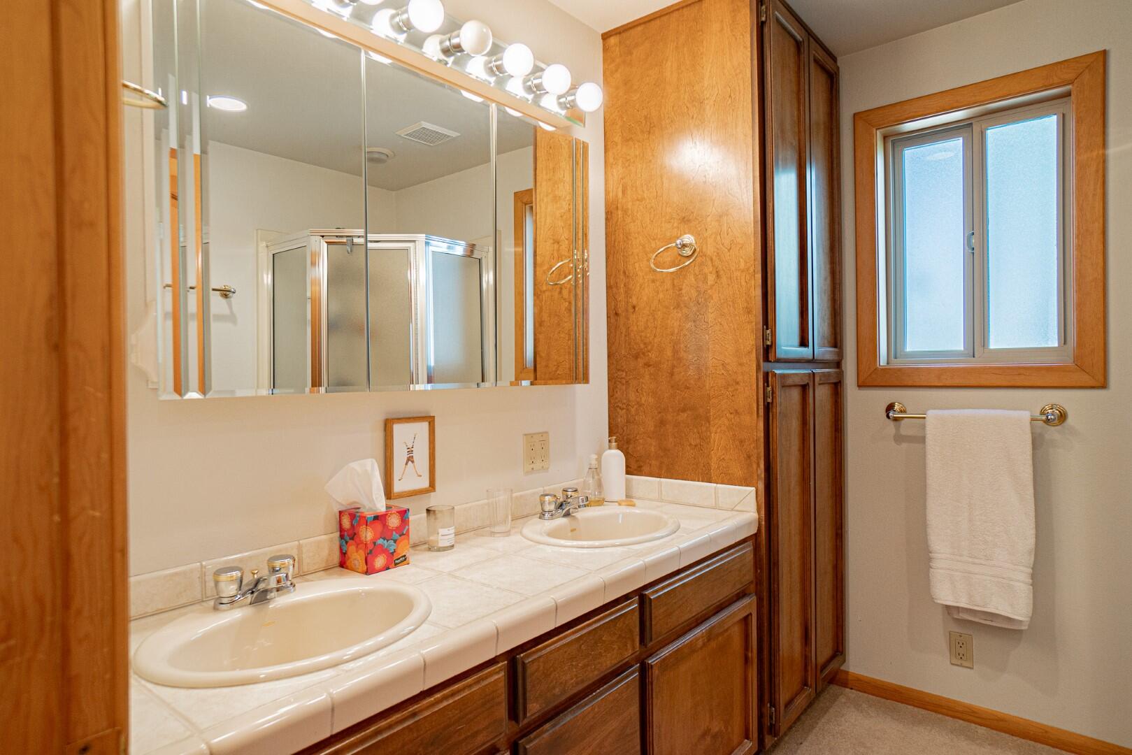 7540 Hyatt Prairie Road Ashland, OR 97520 - Photo 20 of 39 Main Level Primary Bathroom