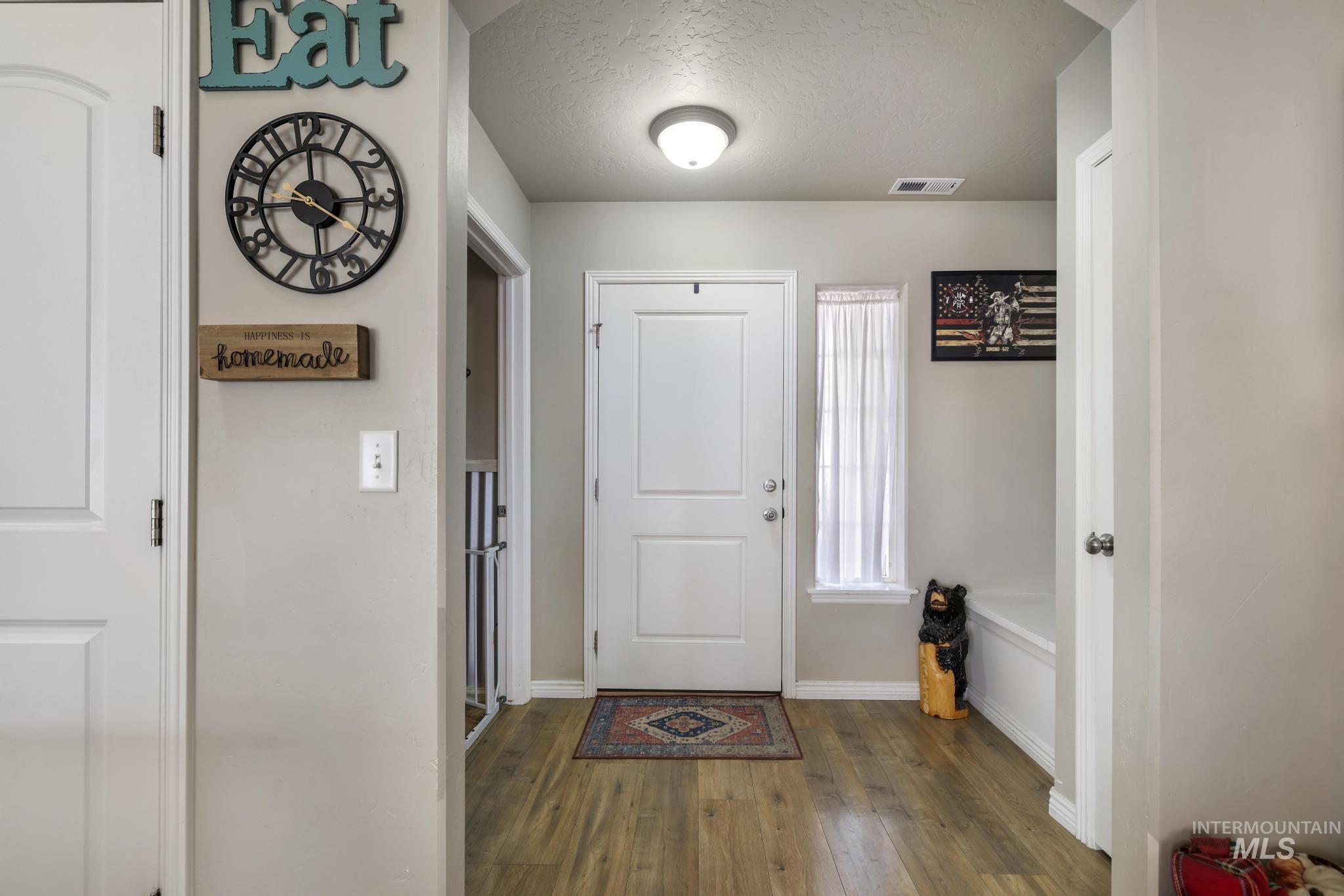 610 South B Street Rupert, ID 83350 - Photo 4 of 26 Foyer entrance featuring a textured ceiling and dark wood-style flooring