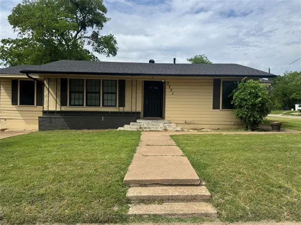 $2,800 | 3731 Avenue M, Fort Worth, TX 76105