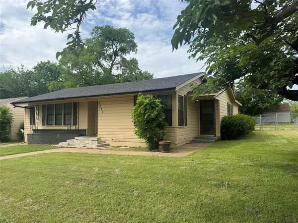 $2,800 | 3731 Avenue M, Fort Worth, TX 76105