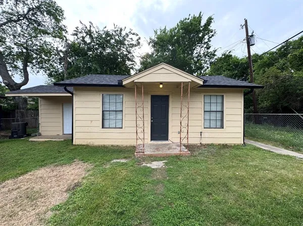 $2,800 | 3731 Avenue M, Fort Worth, TX 76105