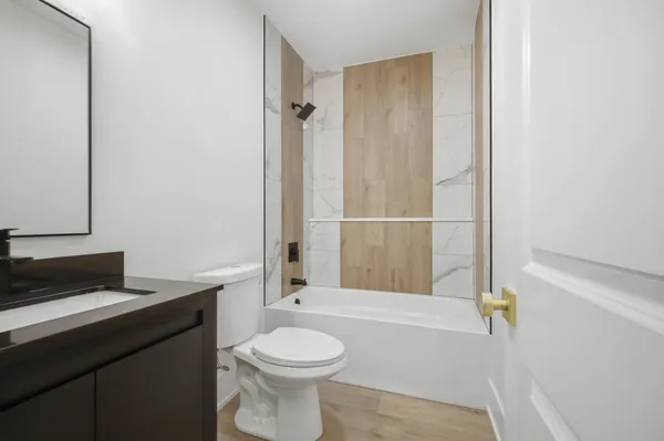 $489,900 | 645 East Calhoun Street, Woodstock, IL 60098