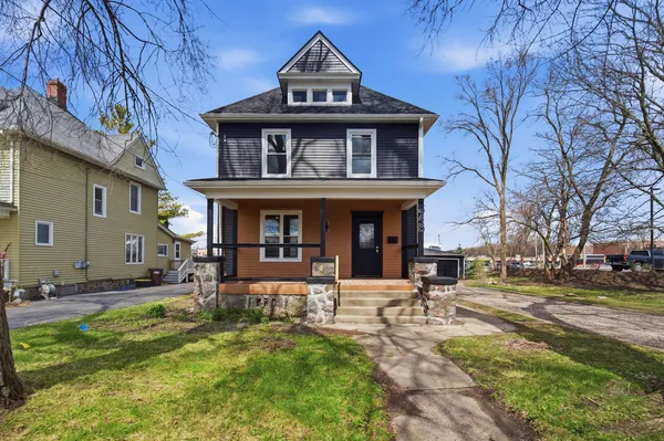 $489,900 | 645 East Calhoun Street, Woodstock, IL 60098