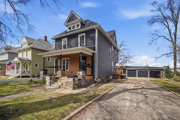 $489,900 | 645 East Calhoun Street, Woodstock, IL 60098