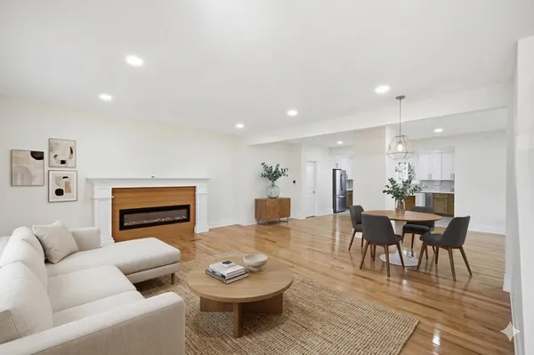 $489,900 | 645 East Calhoun Street, Woodstock, IL 60098