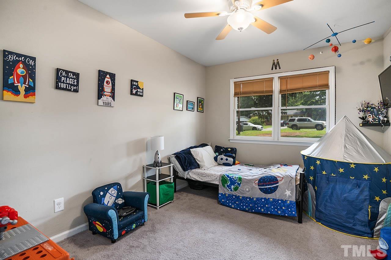 479 Ridgecrest Trail Henderson, NC 27537 - Photo 11 of 19 a living room with furniture and a window