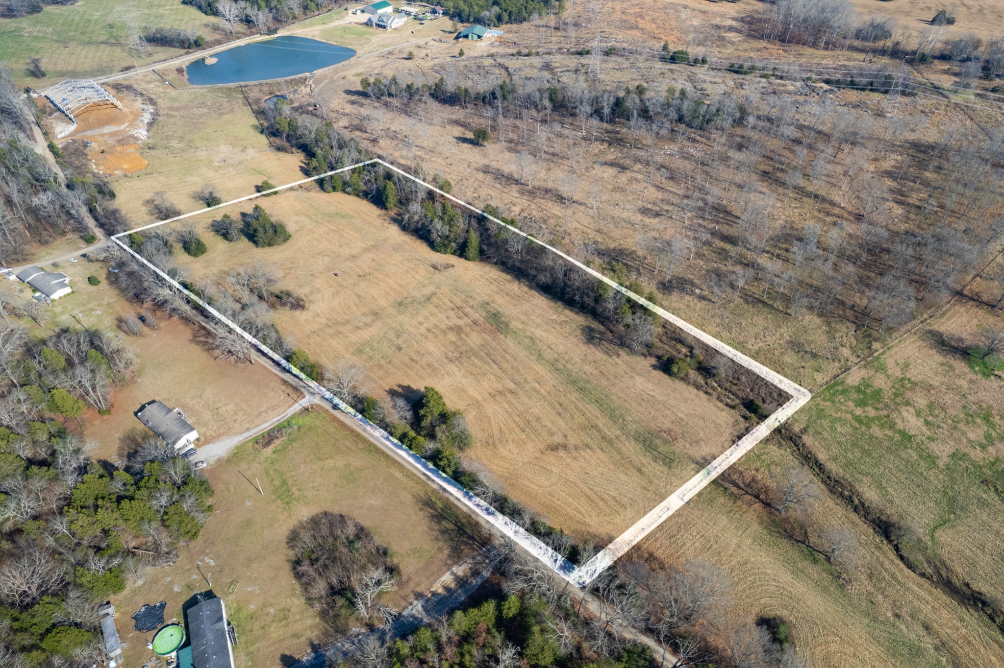 a view of a yard with a area