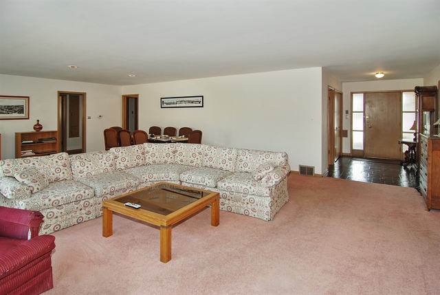 294 Gatesby Road Riverside, IL 60546 - Photo 3 of 25