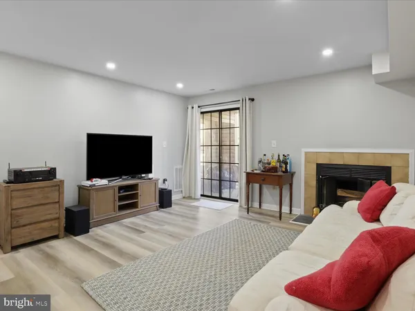 $2,125 | 6908 B Mary Caroline Circle, Unit B, Alexandria, VA 22310