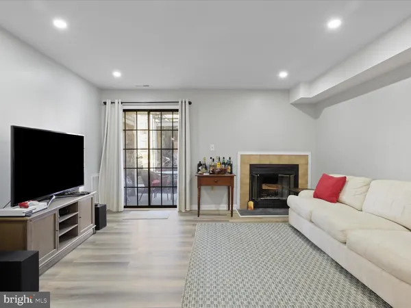 $2,125 | 6908 B Mary Caroline Circle, Unit B, Alexandria, VA 22310