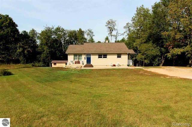 4259 Holiday Road Traverse City, MI 49686 - Photo 3 of 10 1838723-2.jpg