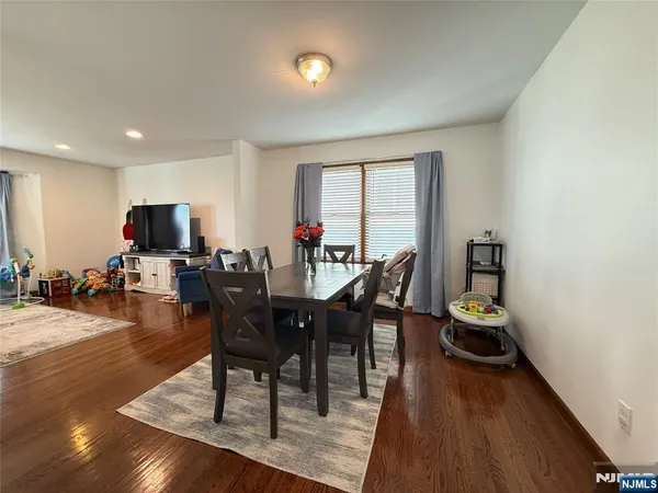 $3,250 | 555 Jefferson Street, Unit 1, Carlstadt, NJ 07072