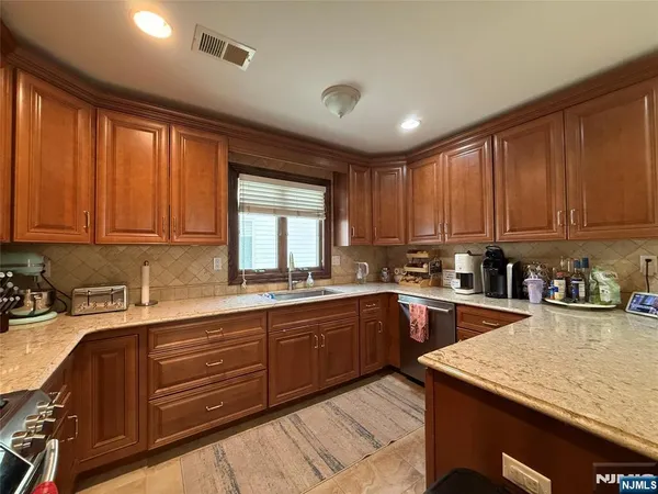 $3,250 | 555 Jefferson Street, Unit 1, Carlstadt, NJ 07072