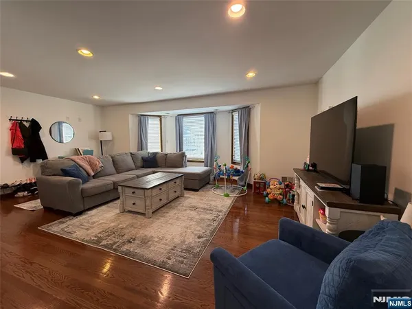 $3,250 | 555 Jefferson Street, Unit 1, Carlstadt, NJ 07072