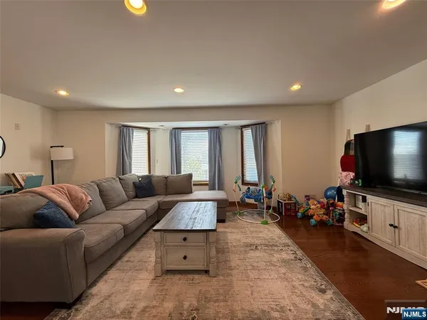 $3,250 | 555 Jefferson Street, Unit 1, Carlstadt, NJ 07072