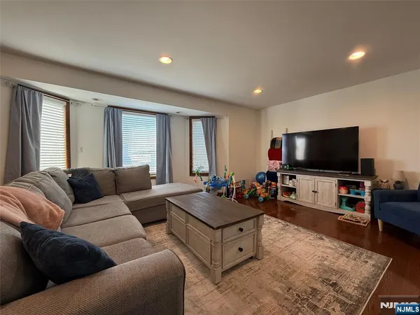 $3,250 | 555 Jefferson Street, Unit 1, Carlstadt, NJ 07072