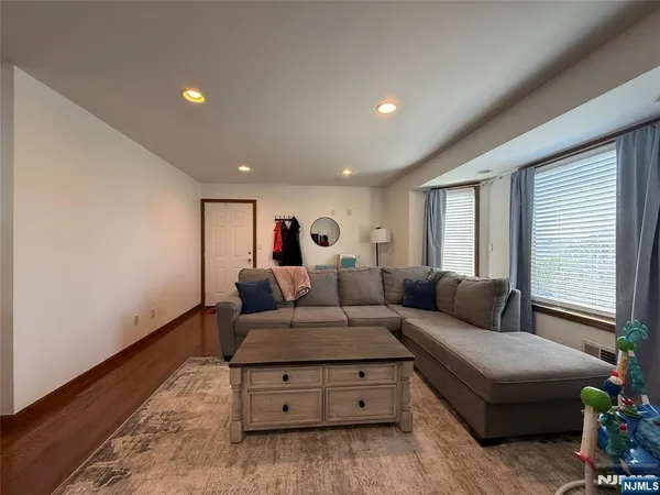 $3,250 | 555 Jefferson Street, Unit 1, Carlstadt, NJ 07072