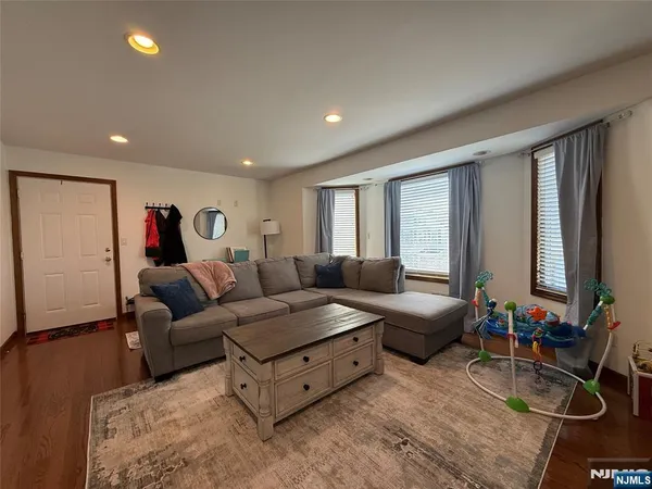 $3,250 | 555 Jefferson Street, Unit 1, Carlstadt, NJ 07072