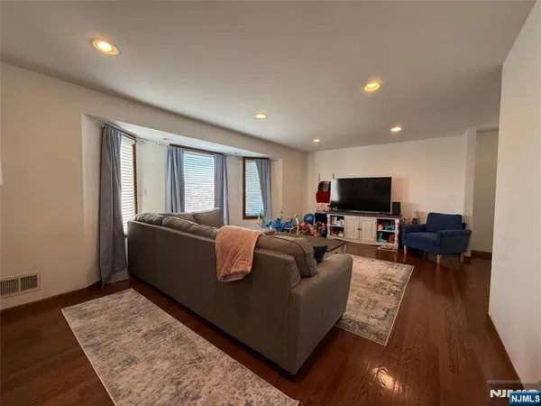 $3,250 | 555 Jefferson Street, Unit 1, Carlstadt, NJ 07072