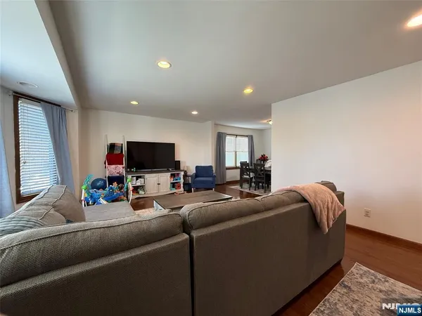$3,250 | 555 Jefferson Street, Unit 1, Carlstadt, NJ 07072