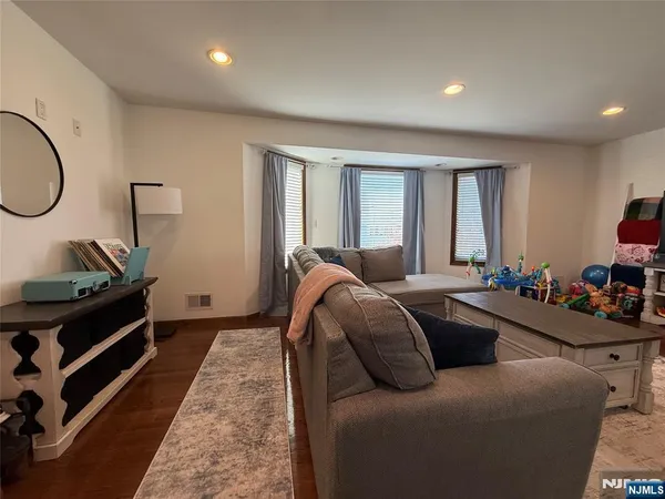 $3,250 | 555 Jefferson Street, Unit 1, Carlstadt, NJ 07072