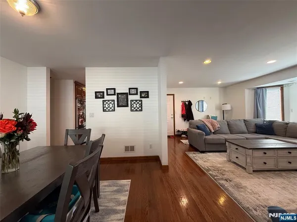 $3,250 | 555 Jefferson Street, Unit 1, Carlstadt, NJ 07072