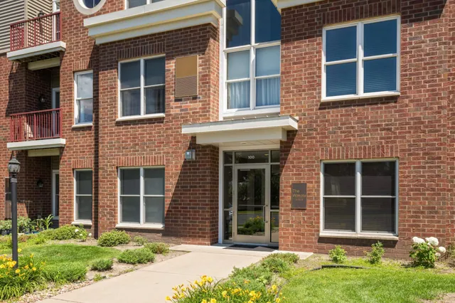 $204,900 | 100 4th Avenue North, Unit 112, South St. Paul, MN 55075