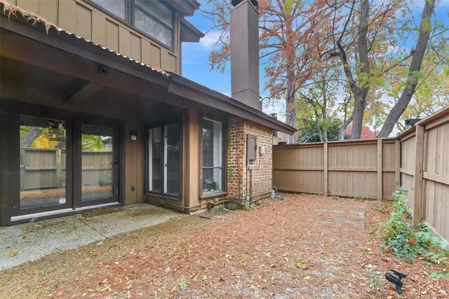 a view of a entrance gate of the house