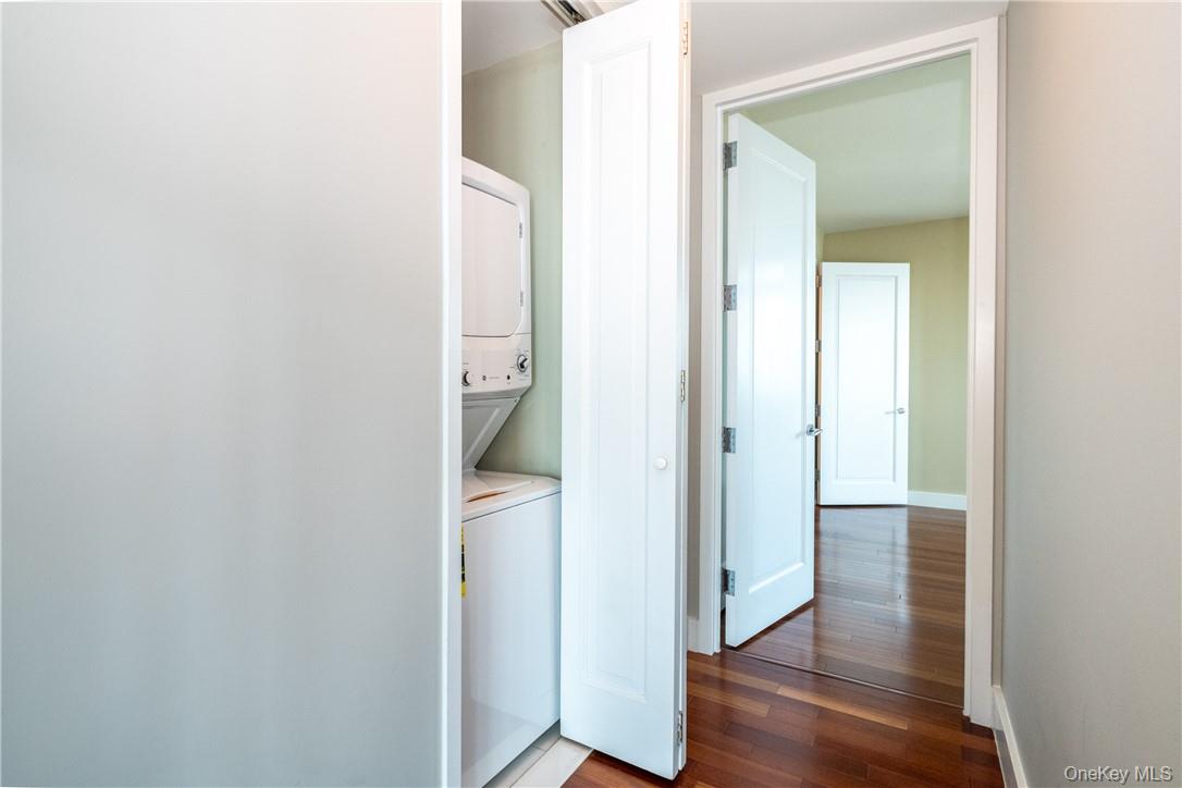 175 Huguenot Street, Unit 1802 New Rochelle, NY 10801 - Photo 15 of 31 a view of a bathroom with mirror